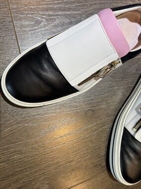 Roger Vivier Sneakers Size 39 / US 9 Black White Pink Luxury Designer Shoes